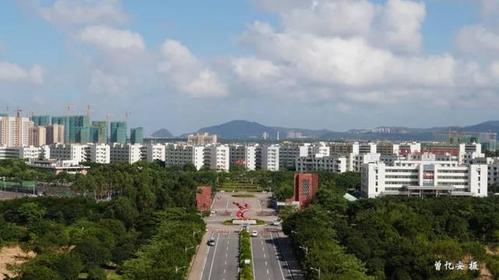 教育工作先進集體" 高爾夫球場 (圖片來源學校官網) 珠海城市職業(yè)技術